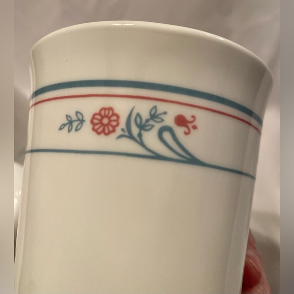 Vintage Corelle PRINCETON PRINSTON 4 Cups Mugs Red Blue Floral Nice! - Picture 8 of 9